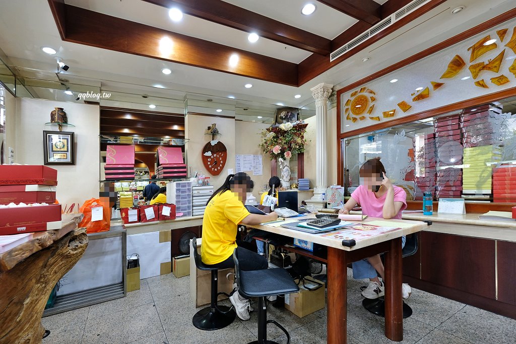 台中北區︱香格禮坊．台中老字號餅店，以蛋黃酥打出名號，中秋節前夕沒有提早預訂只能現場排到天荒地老 @QQ的懶骨頭