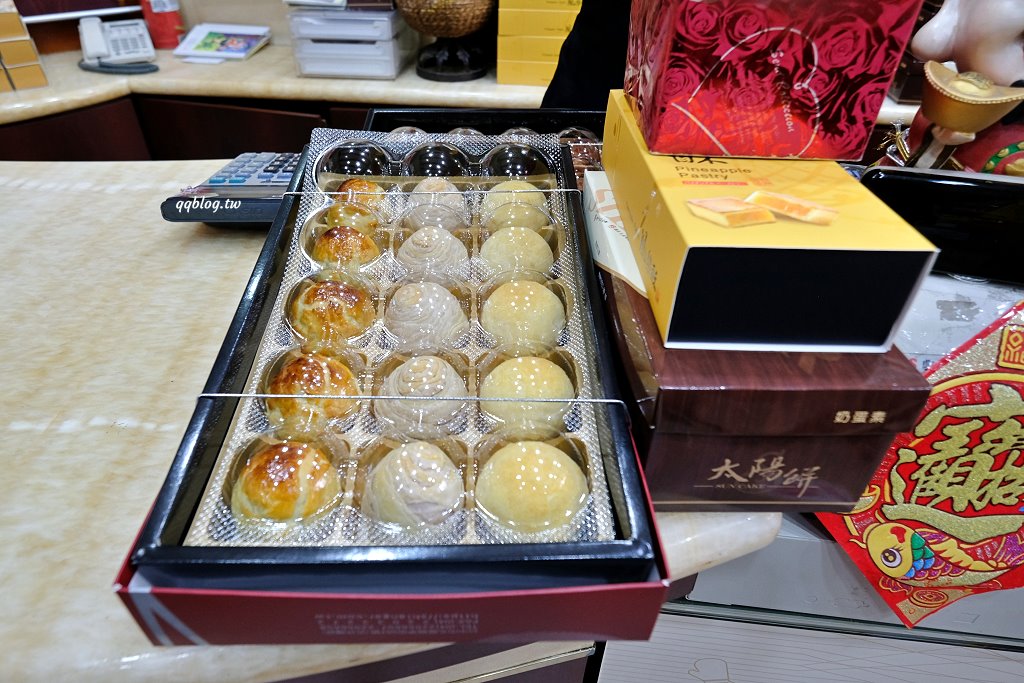台中北區︱香格禮坊．台中老字號餅店，以蛋黃酥打出名號，中秋節前夕沒有提早預訂只能現場排到天荒地老 @QQ的懶骨頭
