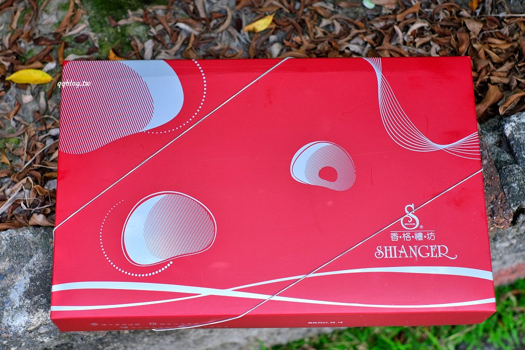 台中北區︱香格禮坊．台中老字號餅店，以蛋黃酥打出名號，中秋節前夕沒有提早預訂只能現場排到天荒地老 @QQ的懶骨頭