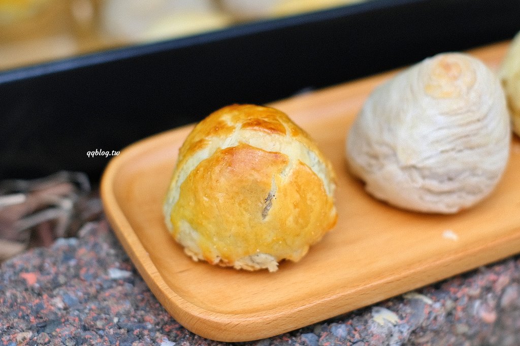 台中北區︱香格禮坊．台中老字號餅店，以蛋黃酥打出名號，中秋節前夕沒有提早預訂只能現場排到天荒地老 @QQ的懶骨頭