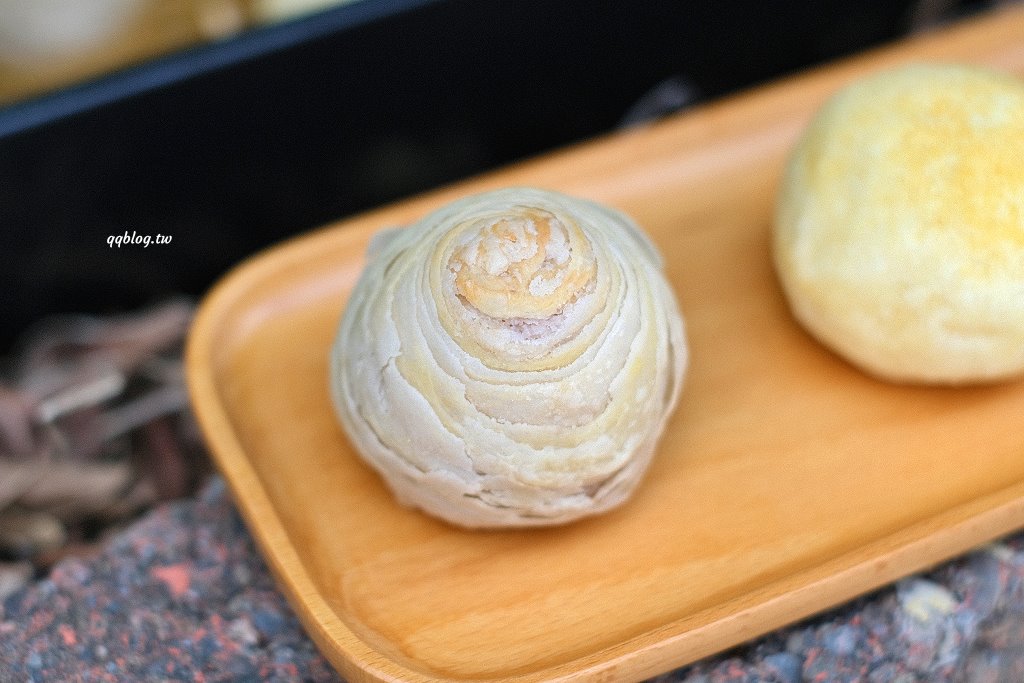 台中北區︱香格禮坊．台中老字號餅店，以蛋黃酥打出名號，中秋節前夕沒有提早預訂只能現場排到天荒地老 @QQ的懶骨頭