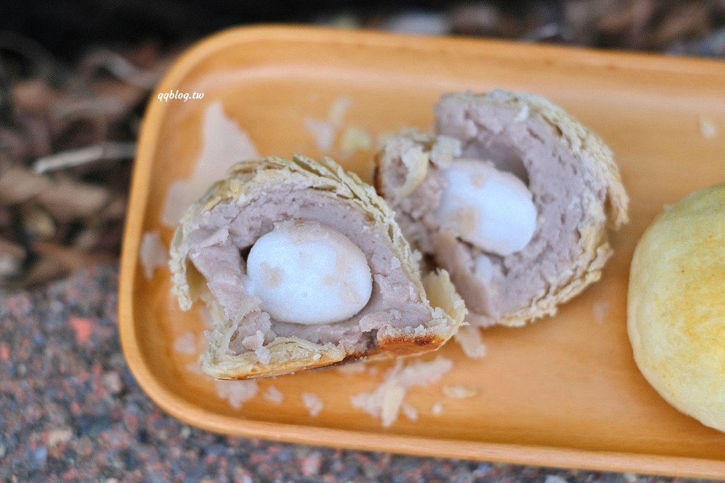 台中北區︱香格禮坊．台中老字號餅店，以蛋黃酥打出名號，中秋節前夕沒有提早預訂只能現場排到天荒地老 @QQ的懶骨頭