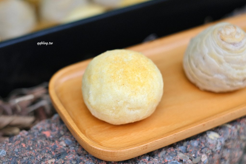 台中北區︱香格禮坊．台中老字號餅店，以蛋黃酥打出名號，中秋節前夕沒有提早預訂只能現場排到天荒地老 @QQ的懶骨頭