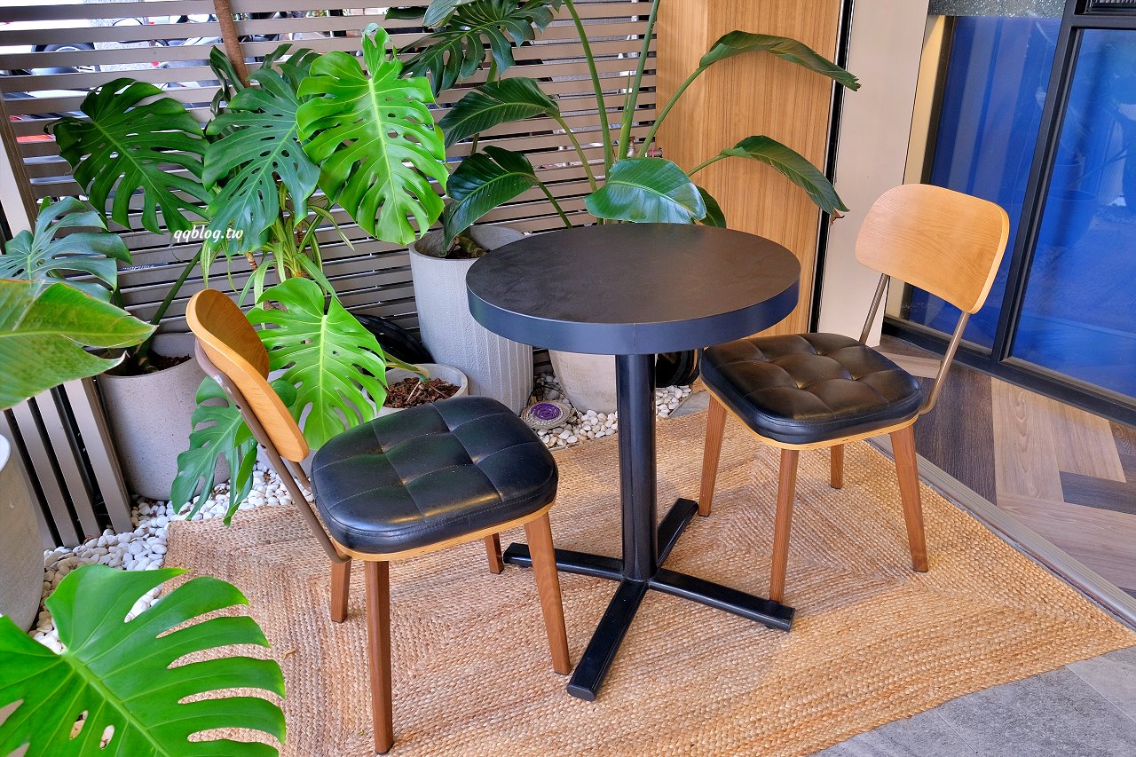 台南安平︱秤秤 二手選物 咖啡 甜點．隱藏在安平小巷弄裡，結合二手物品的咖啡館，一起來挖寶吃甜點吧 @QQ的懶骨頭