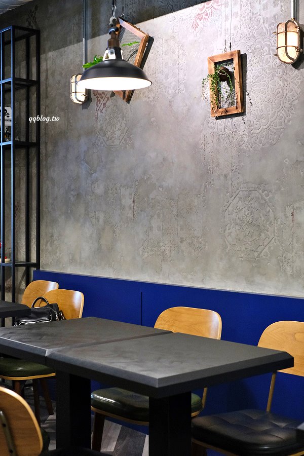 台南安平︱秤秤 二手選物 咖啡 甜點．隱藏在安平小巷弄裡，結合二手物品的咖啡館，一起來挖寶吃甜點吧 @QQ的懶骨頭