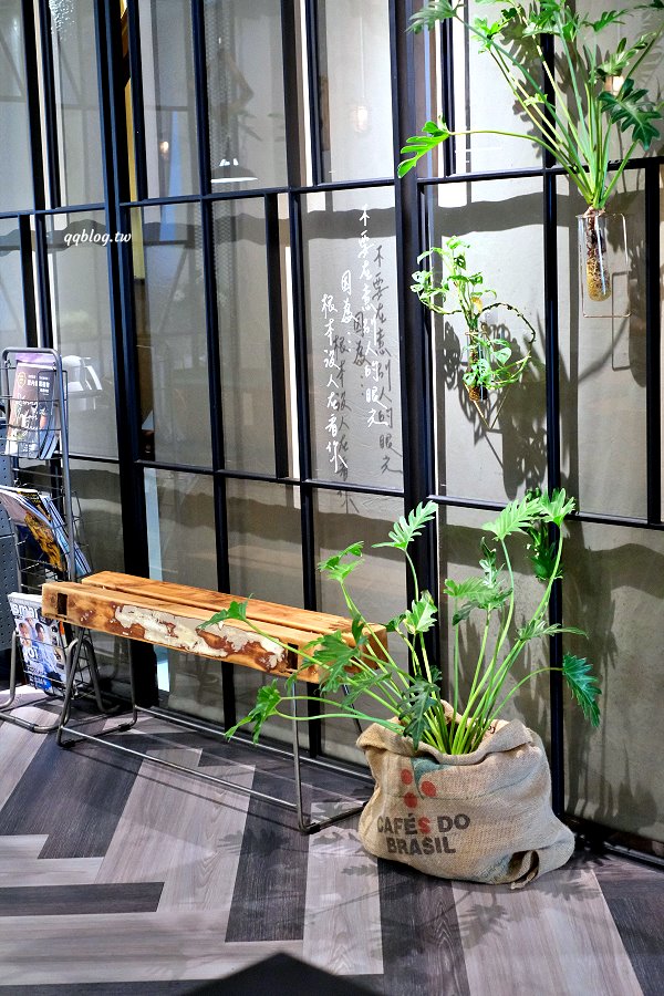 台南安平︱秤秤 二手選物 咖啡 甜點．隱藏在安平小巷弄裡，結合二手物品的咖啡館，一起來挖寶吃甜點吧 @QQ的懶骨頭