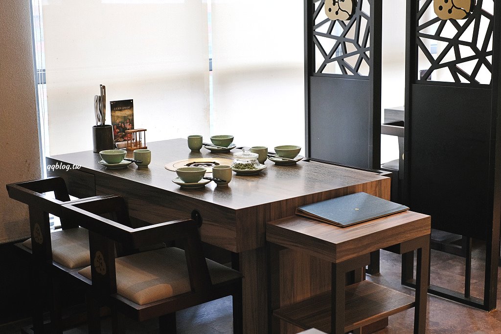 台中北屯︱青花驕麻辣鍋@崇德店．連湯都可以喝的麻辣鍋，紅色、綠色兩種湯頭雙重享受 @QQ的懶骨頭