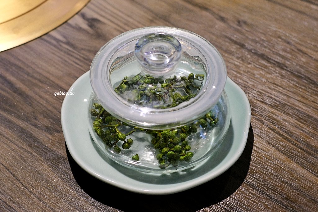 台中北屯︱青花驕麻辣鍋@崇德店．連湯都可以喝的麻辣鍋，紅色、綠色兩種湯頭雙重享受 @QQ的懶骨頭