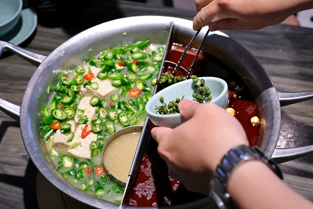台中北屯︱青花驕麻辣鍋@崇德店．連湯都可以喝的麻辣鍋，紅色、綠色兩種湯頭雙重享受 @QQ的懶骨頭