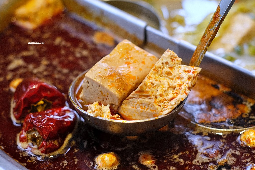 台中北屯︱青花驕麻辣鍋@崇德店．連湯都可以喝的麻辣鍋，紅色、綠色兩種湯頭雙重享受 @QQ的懶骨頭