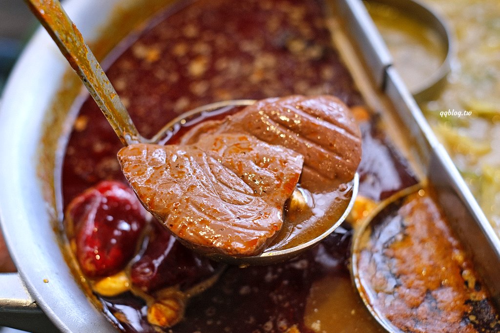 台中北屯︱青花驕麻辣鍋@崇德店．連湯都可以喝的麻辣鍋，紅色、綠色兩種湯頭雙重享受 @QQ的懶骨頭