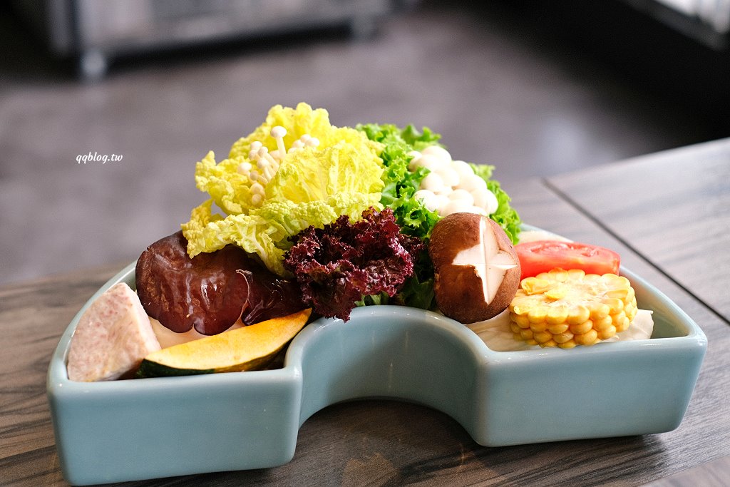 台中北屯︱青花驕麻辣鍋@崇德店．連湯都可以喝的麻辣鍋，紅色、綠色兩種湯頭雙重享受 @QQ的懶骨頭