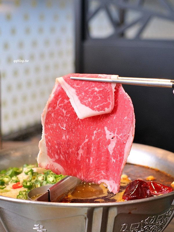 台中北屯︱青花驕麻辣鍋@崇德店．連湯都可以喝的麻辣鍋，紅色、綠色兩種湯頭雙重享受 @QQ的懶骨頭