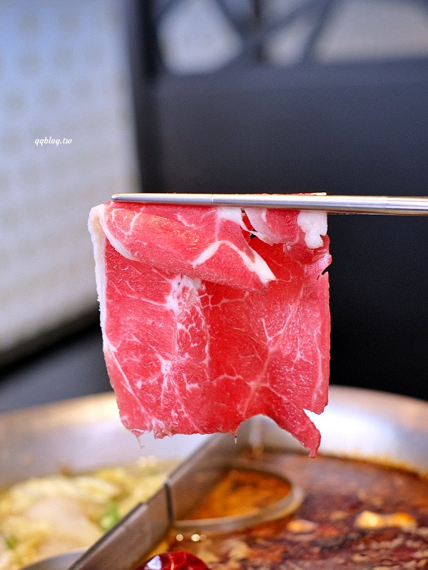 台中北屯︱青花驕麻辣鍋@崇德店．連湯都可以喝的麻辣鍋，紅色、綠色兩種湯頭雙重享受 @QQ的懶骨頭