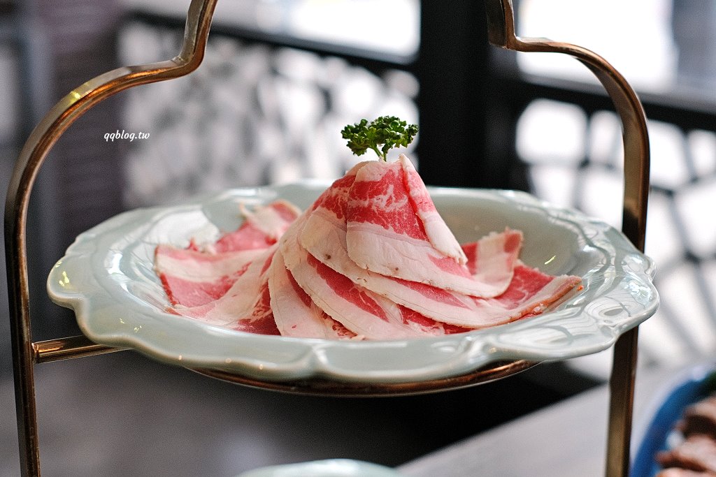 台中北屯︱青花驕麻辣鍋@崇德店．連湯都可以喝的麻辣鍋，紅色、綠色兩種湯頭雙重享受 @QQ的懶骨頭