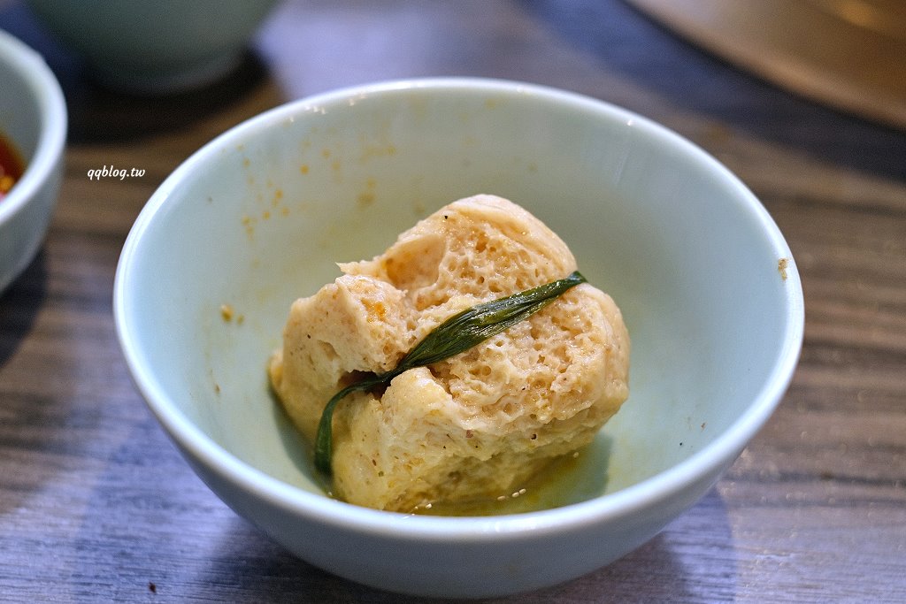 台中北屯︱青花驕麻辣鍋@崇德店．連湯都可以喝的麻辣鍋，紅色、綠色兩種湯頭雙重享受 @QQ的懶骨頭