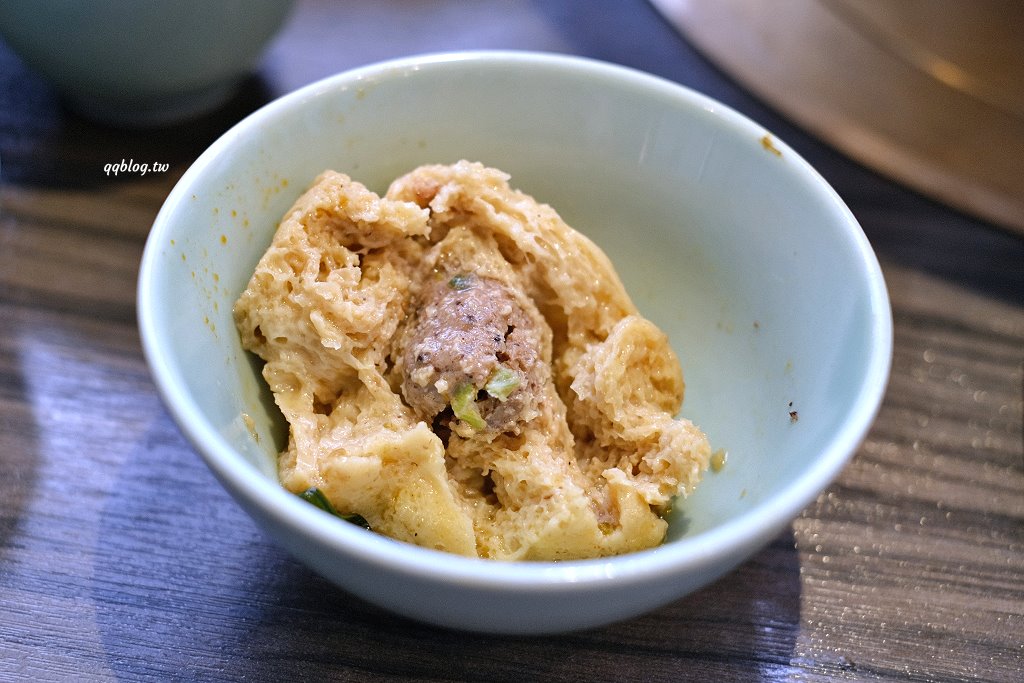 台中北屯︱青花驕麻辣鍋@崇德店．連湯都可以喝的麻辣鍋，紅色、綠色兩種湯頭雙重享受 @QQ的懶骨頭