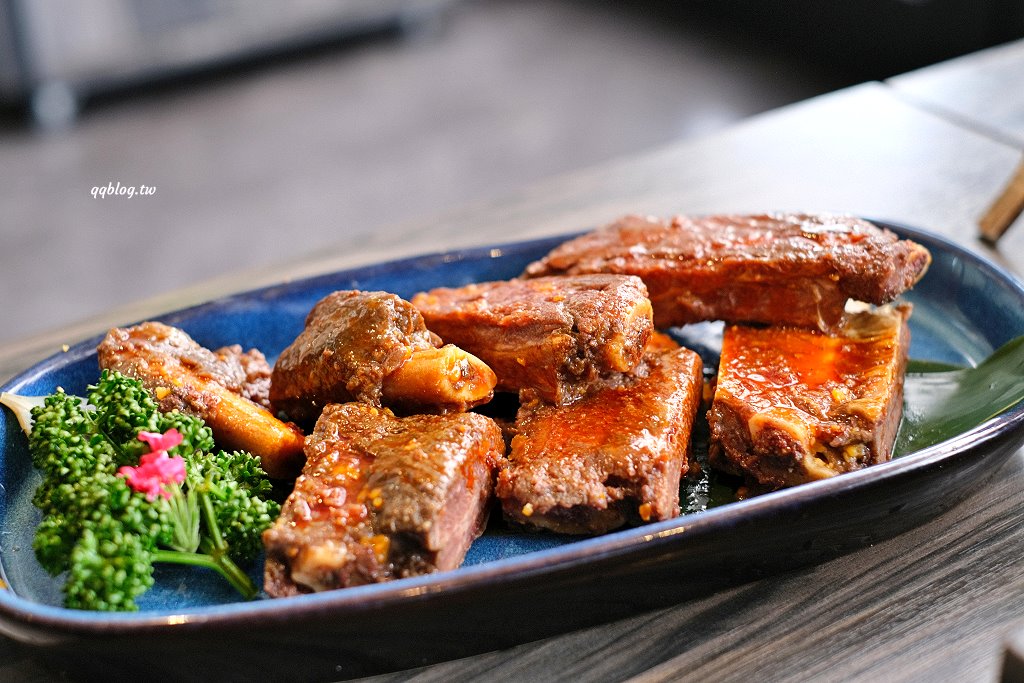 台中北屯︱青花驕麻辣鍋@崇德店．連湯都可以喝的麻辣鍋，紅色、綠色兩種湯頭雙重享受 @QQ的懶骨頭