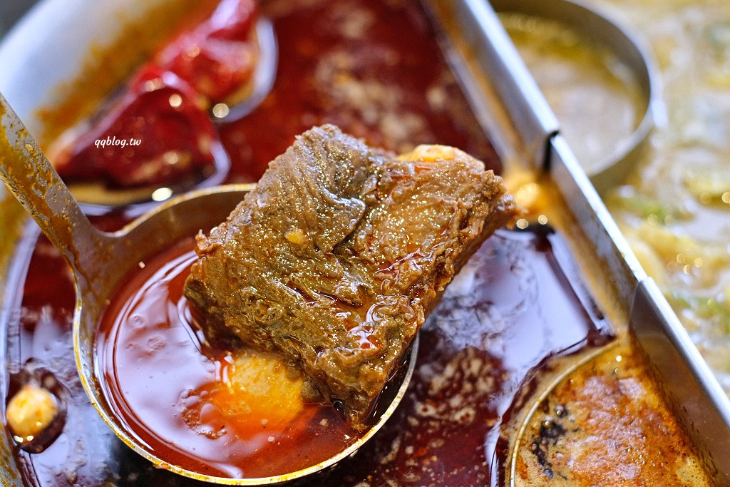 台中北屯︱青花驕麻辣鍋@崇德店．連湯都可以喝的麻辣鍋，紅色、綠色兩種湯頭雙重享受 @QQ的懶骨頭