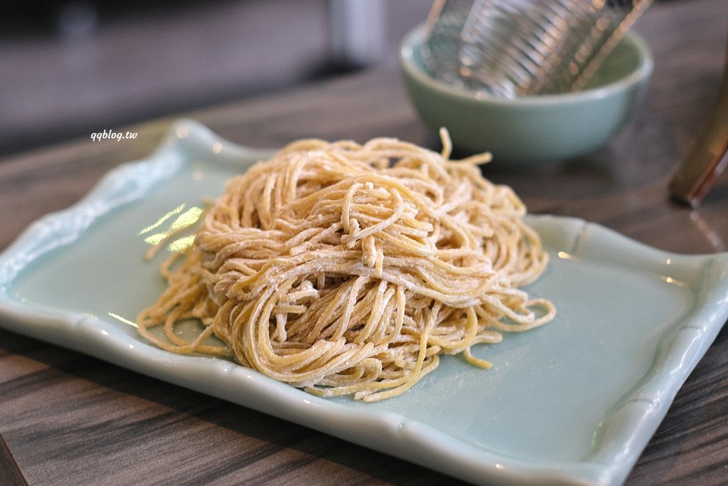台中北屯︱青花驕麻辣鍋@崇德店．連湯都可以喝的麻辣鍋，紅色、綠色兩種湯頭雙重享受 @QQ的懶骨頭