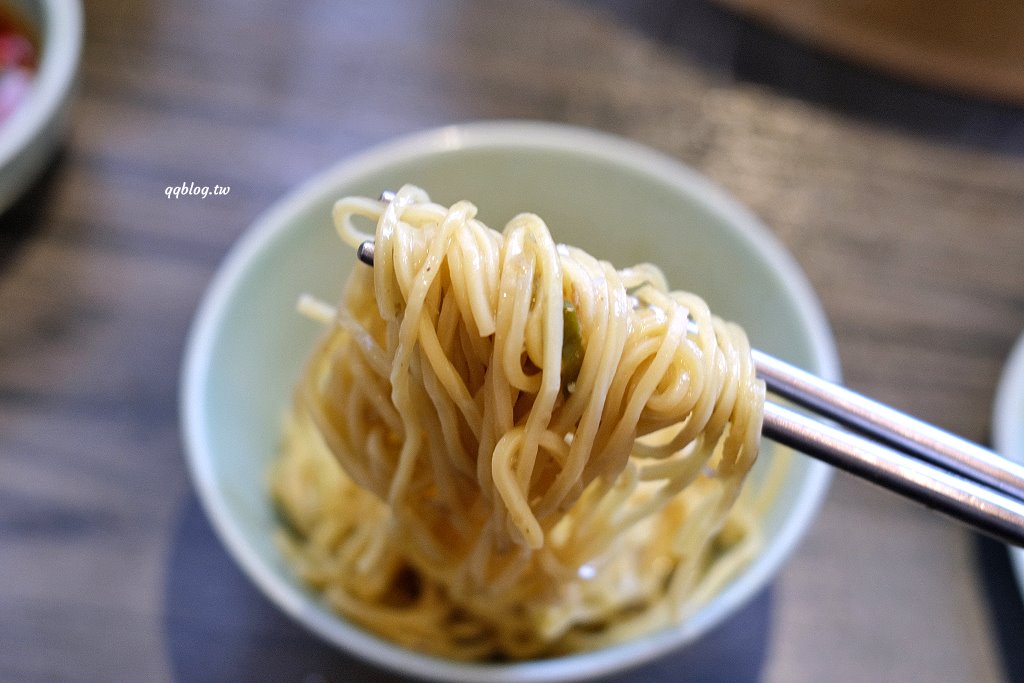 台中北屯︱青花驕麻辣鍋@崇德店．連湯都可以喝的麻辣鍋，紅色、綠色兩種湯頭雙重享受 @QQ的懶骨頭