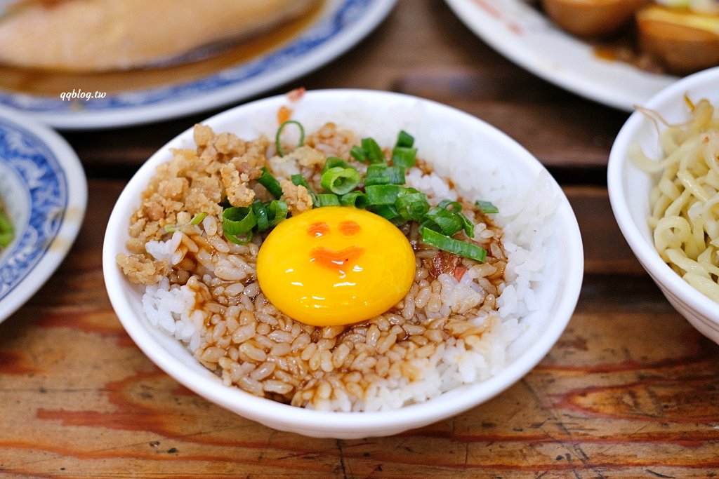 台中沙鹿︱沙鹿拉仔麵月見豬油飯．懷舊的課堂坐位用餐區，還有可愛的微笑月見豬油拌飯 @QQ的懶骨頭