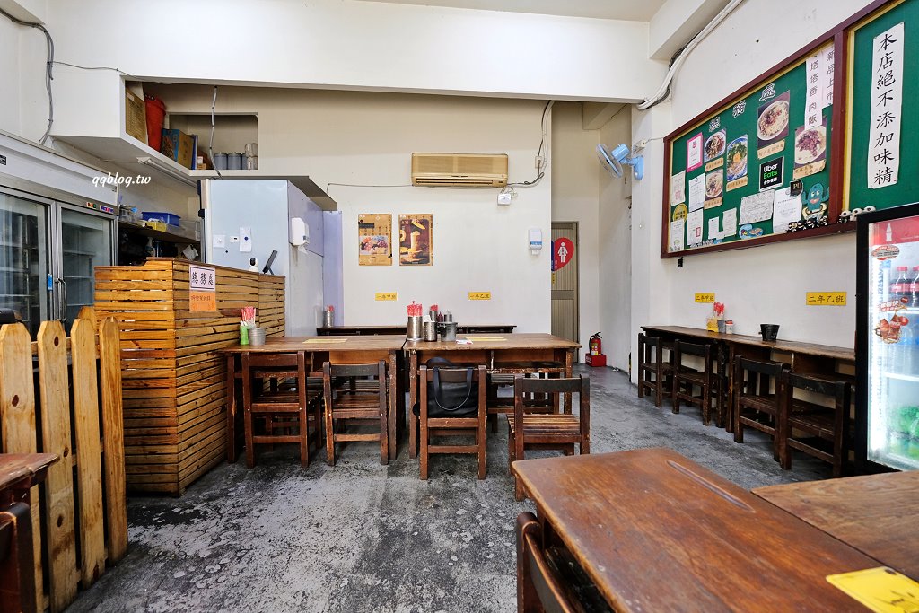 台中沙鹿︱沙鹿拉仔麵月見豬油飯．懷舊的課堂坐位用餐區，還有可愛的微笑月見豬油拌飯 @QQ的懶骨頭