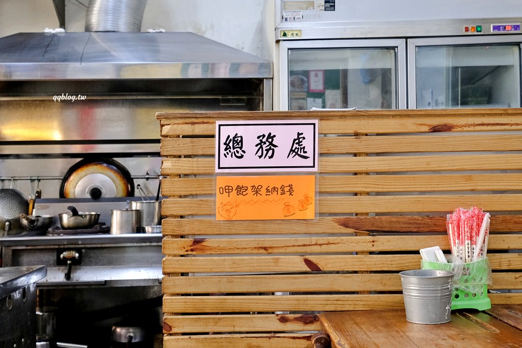台中沙鹿︱沙鹿拉仔麵月見豬油飯．懷舊的課堂坐位用餐區，還有可愛的微笑月見豬油拌飯 @QQ的懶骨頭