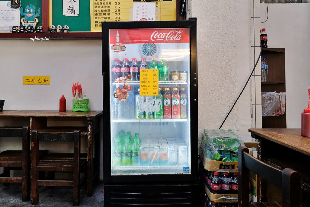 台中沙鹿︱沙鹿拉仔麵月見豬油飯．懷舊的課堂坐位用餐區，還有可愛的微笑月見豬油拌飯 @QQ的懶骨頭