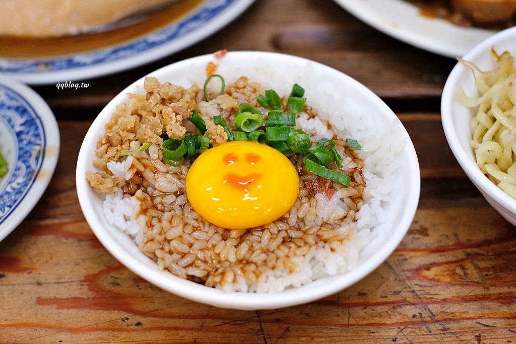 台中沙鹿︱沙鹿拉仔麵月見豬油飯．懷舊的課堂坐位用餐區，還有可愛的微笑月見豬油拌飯 @QQ的懶骨頭