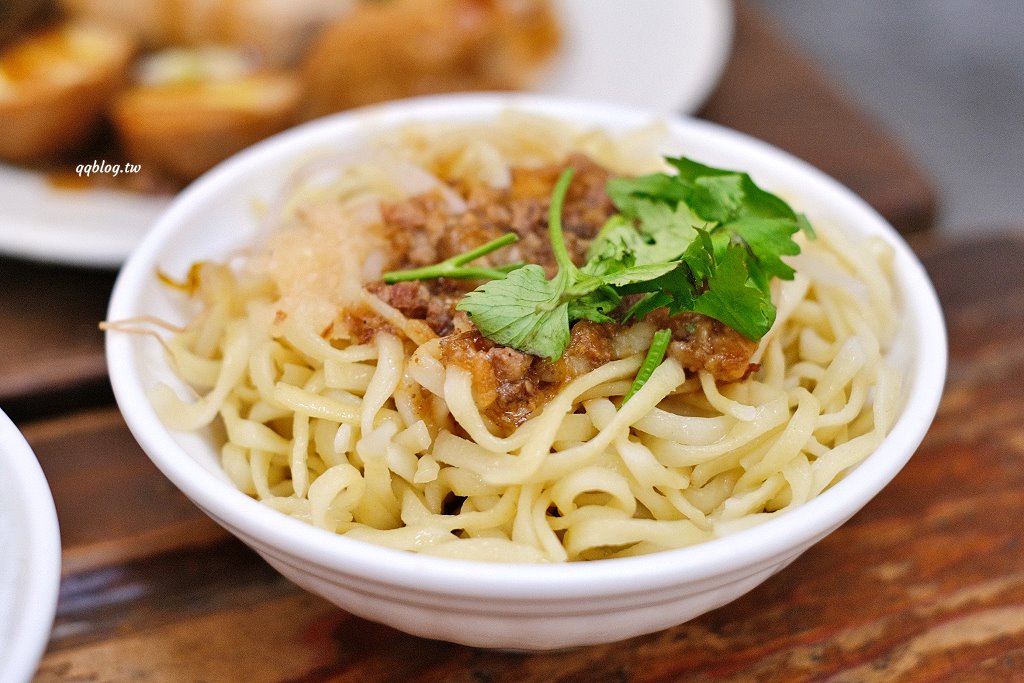 台中沙鹿︱沙鹿拉仔麵月見豬油飯．懷舊的課堂坐位用餐區，還有可愛的微笑月見豬油拌飯 @QQ的懶骨頭