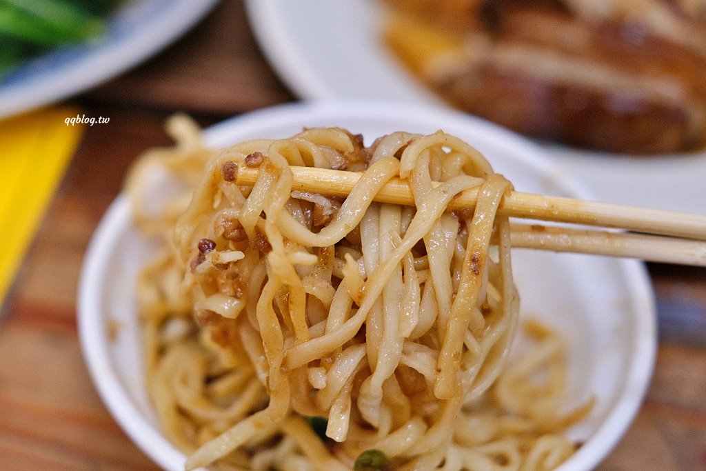 台中沙鹿︱沙鹿拉仔麵月見豬油飯．懷舊的課堂坐位用餐區，還有可愛的微笑月見豬油拌飯 @QQ的懶骨頭