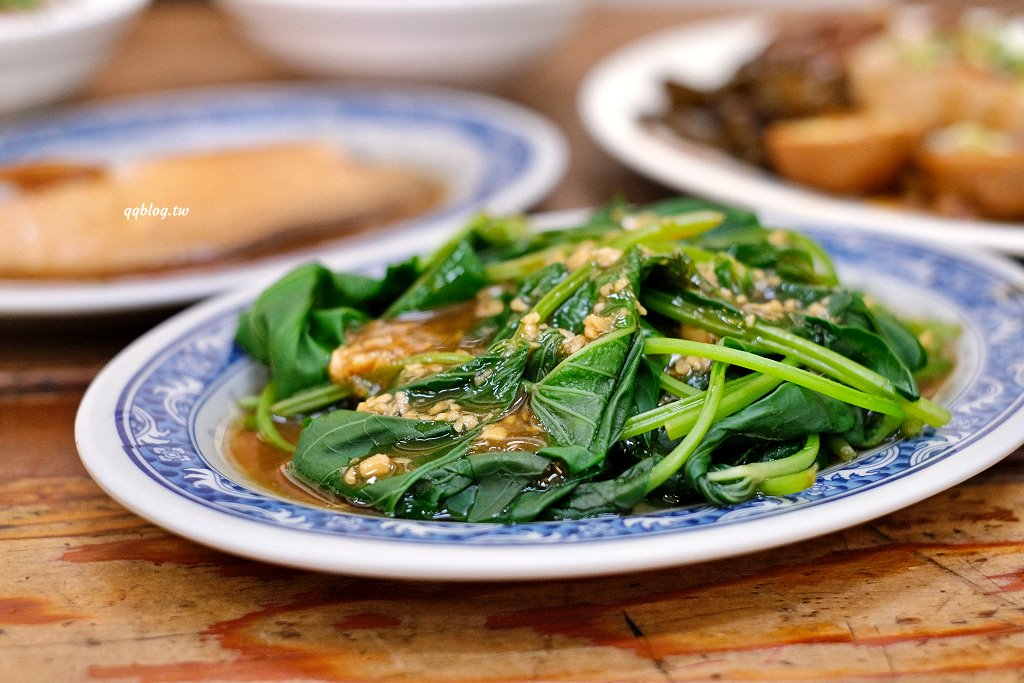 台中沙鹿︱沙鹿拉仔麵月見豬油飯．懷舊的課堂坐位用餐區，還有可愛的微笑月見豬油拌飯 @QQ的懶骨頭