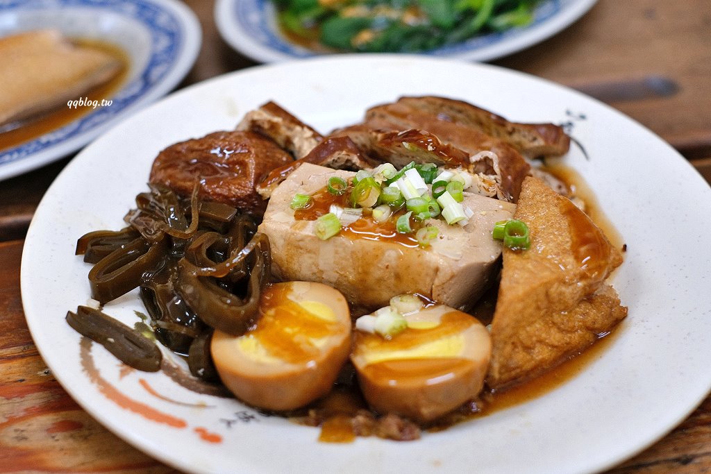 台中沙鹿︱沙鹿拉仔麵月見豬油飯．懷舊的課堂坐位用餐區，還有可愛的微笑月見豬油拌飯 @QQ的懶骨頭