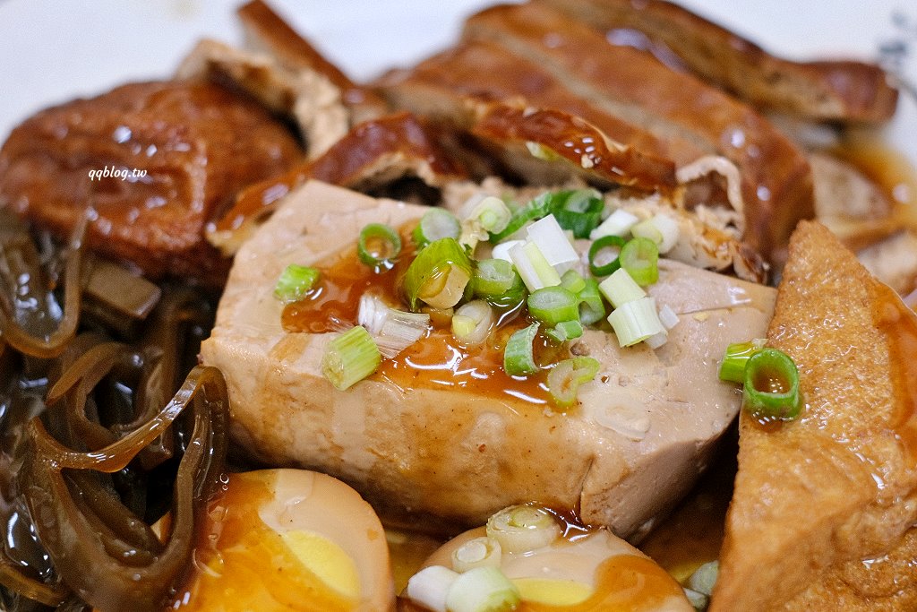 台中沙鹿︱沙鹿拉仔麵月見豬油飯．懷舊的課堂坐位用餐區，還有可愛的微笑月見豬油拌飯 @QQ的懶骨頭