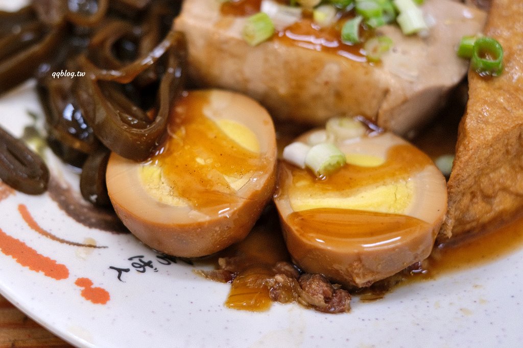 台中沙鹿︱沙鹿拉仔麵月見豬油飯．懷舊的課堂坐位用餐區，還有可愛的微笑月見豬油拌飯 @QQ的懶骨頭