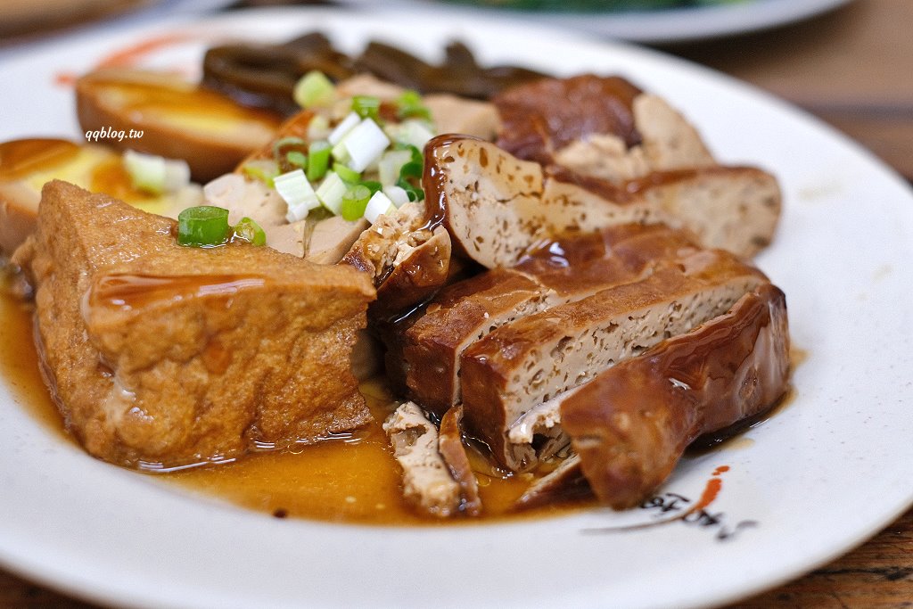 台中沙鹿︱沙鹿拉仔麵月見豬油飯．懷舊的課堂坐位用餐區，還有可愛的微笑月見豬油拌飯 @QQ的懶骨頭