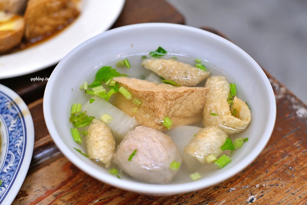 台中沙鹿︱沙鹿拉仔麵月見豬油飯．懷舊的課堂坐位用餐區，還有可愛的微笑月見豬油拌飯 @QQ的懶骨頭