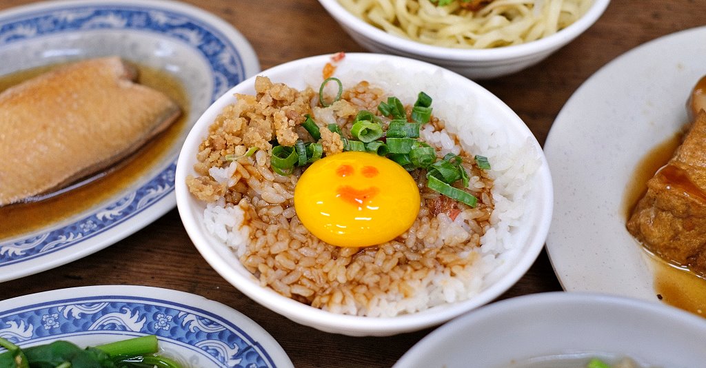 台中沙鹿︱沙鹿拉仔麵月見豬油飯．懷舊的課堂坐位用餐區，還有可愛的微笑月見豬油拌飯 @QQ的懶骨頭