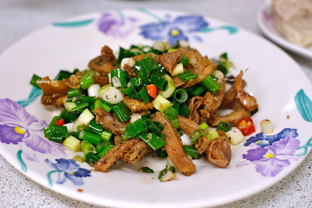 台中東勢︱黃牛肉水餃館．東勢人氣牛肉麵館，招牌麻辣牛肚、鹽酥牛雜必點 @QQ的懶骨頭