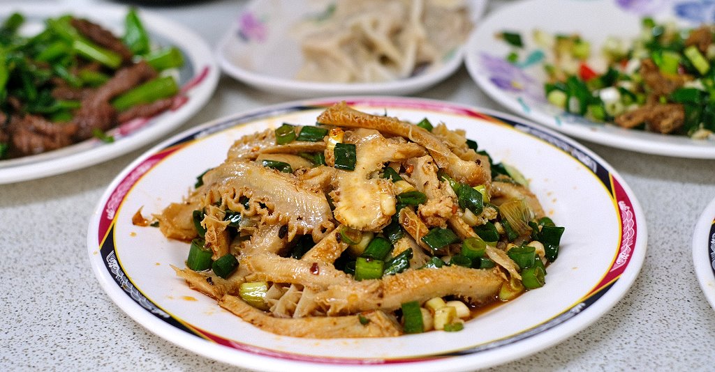 台中東勢︱黃牛肉水餃館．東勢人氣牛肉麵館，招牌麻辣牛肚、鹽酥牛雜必點 @QQ的懶骨頭