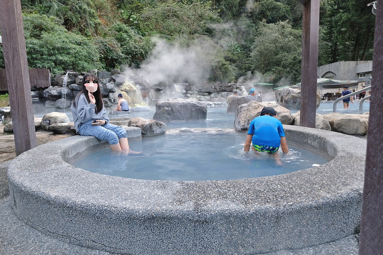 宜蘭大同︱鳩之澤溫泉．群山環繞絕美的岩石蛋溫泉，藍色泉水超夢幻 @QQ的懶骨頭