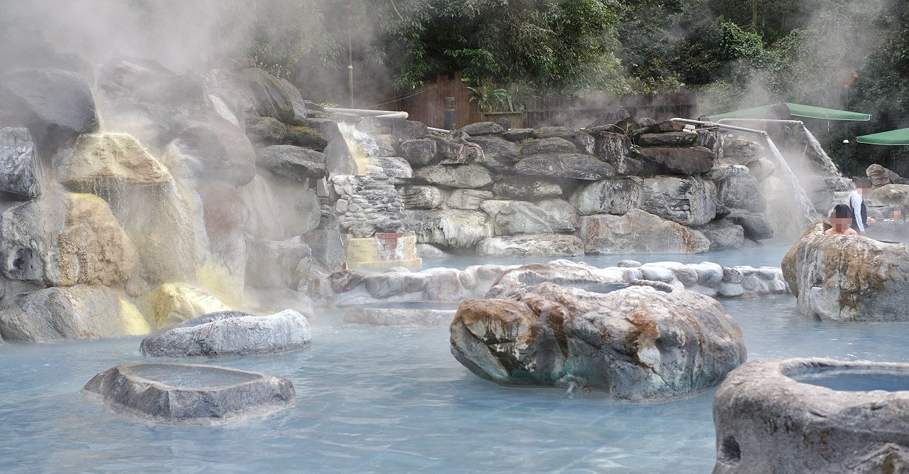 宜蘭大同︱鳩之澤溫泉．群山環繞絕美的岩石蛋溫泉，藍色泉水超夢幻 @QQ的懶骨頭