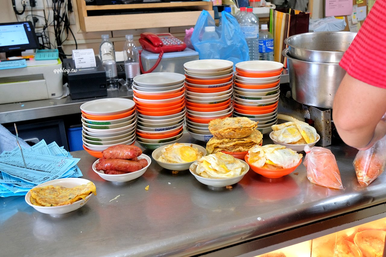 台南安平︱王氏魚皮．安平超人氣早午餐，一份鹹粥一份虱目魚就是美好的一天，2022台南米其林指南-必比登推介 @QQ的懶骨頭