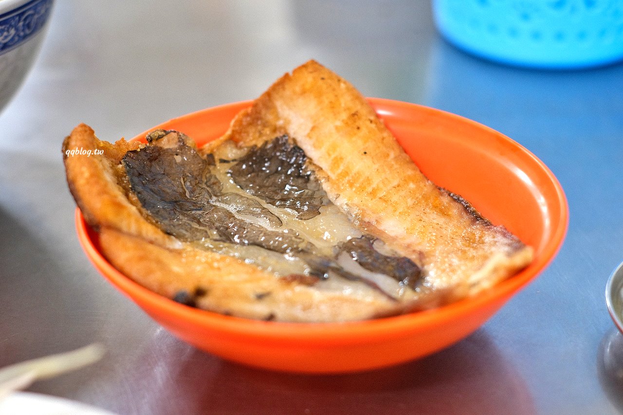 台南安平︱王氏魚皮．安平超人氣早午餐，一份鹹粥一份虱目魚就是美好的一天，2022台南米其林指南-必比登推介 @QQ的懶骨頭