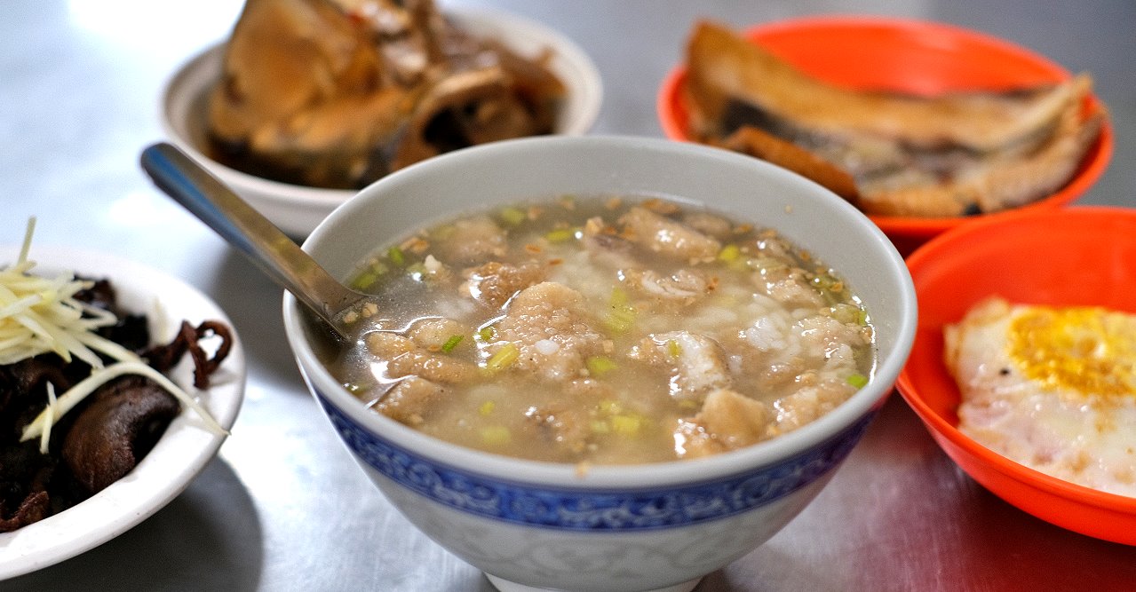台南安平︱王氏魚皮．安平超人氣早午餐，一份鹹粥一份虱目魚就是美好的一天，2022台南米其林指南-必比登推介 @QQ的懶骨頭