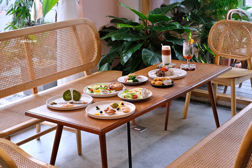 台中西區︱氤氳香氛咖啡 YinYun Cafe．結合香氛與咖啡的複合式餐廳，浪漫的粉紅色建築很吸睛(已歇業) @QQ的懶骨頭