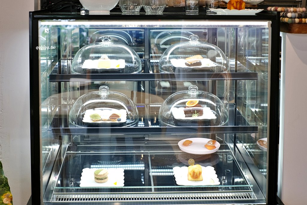 台中西區︱氤氳香氛咖啡 YinYun Cafe．結合香氛與咖啡的複合式餐廳，浪漫的粉紅色建築很吸睛(已歇業) @QQ的懶骨頭