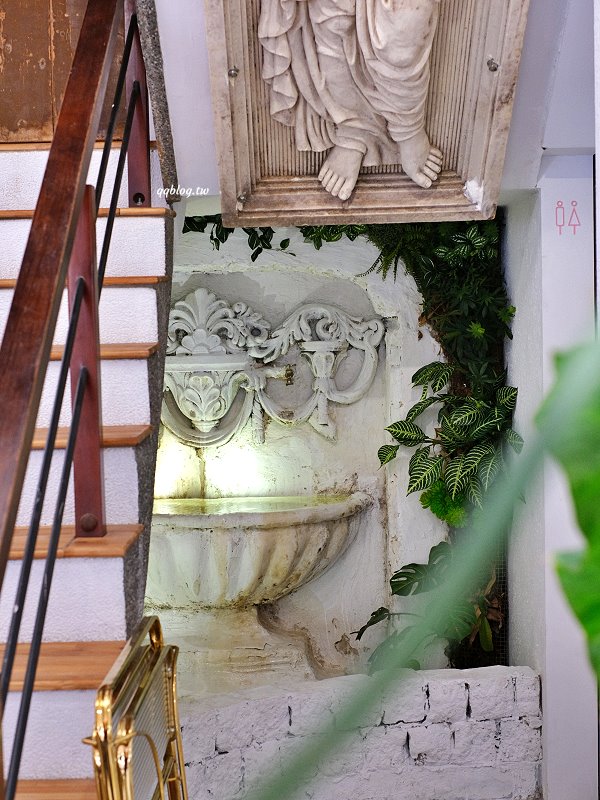 台中西區︱氤氳香氛咖啡 YinYun Cafe．結合香氛與咖啡的複合式餐廳，浪漫的粉紅色建築很吸睛(已歇業) @QQ的懶骨頭