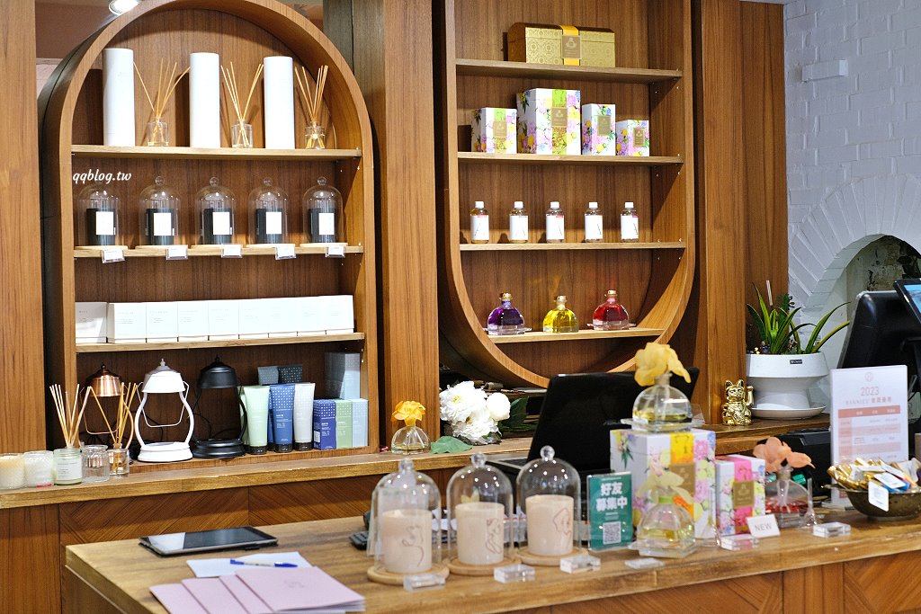 台中西區︱氤氳香氛咖啡 YinYun Cafe．結合香氛與咖啡的複合式餐廳，浪漫的粉紅色建築很吸睛(已歇業) @QQ的懶骨頭